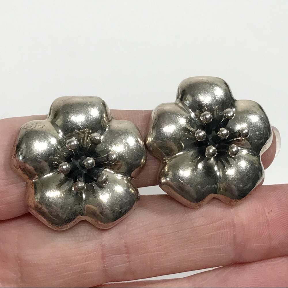 20.71 gram CII Taxco Mexico Sterling Silver Puffy Flower Clip On Earrings VTG